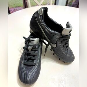 Nike Women's 08 like new Tiempo zoom air
Legend soccer cleats 312133-002 size 7